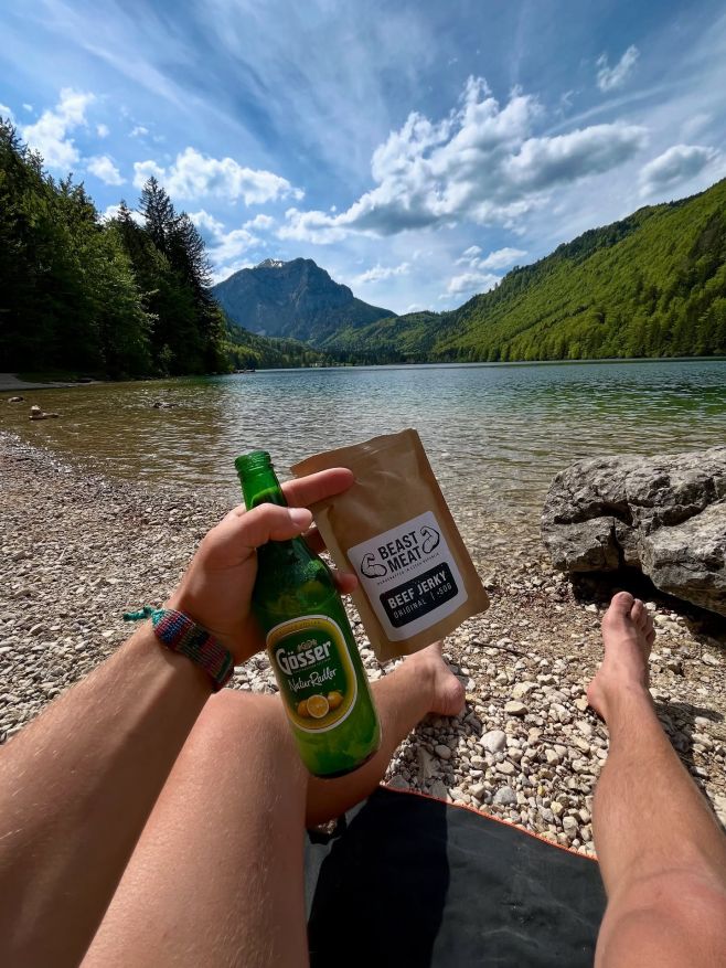 Co letos u vody místo umaštěnýho langoše zakousnout pořádný sušený maso? ⛱️ Ať už vyrážíš na koupák, rybník nebo jezero,...