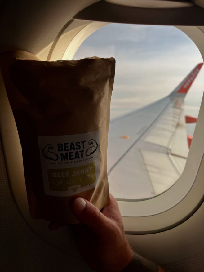 Míváš v letadle hlad a chipsy z palubní nabídky to nevyřeší? ❌ Máme lepší a zdravější řešení, jerky do každýho batohu!...