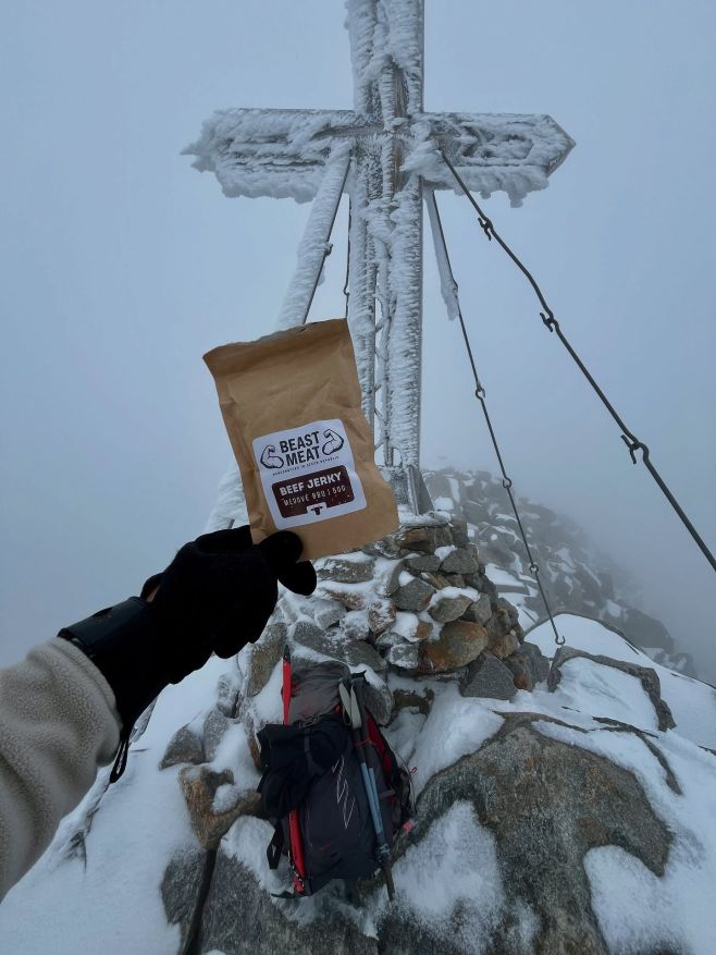 Ať už se v srpnu válíš u vody nebo lezeš do zimy, jsme tu pro tebe! 💪 Ideální proteinová sváča na topu 🥩
